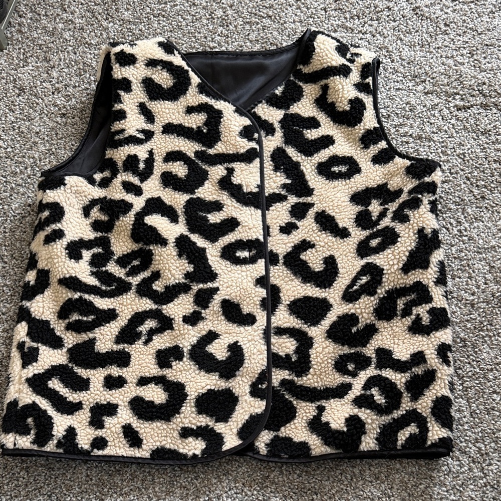 Women’s Fuzzy Vest with Leopard Pattern
